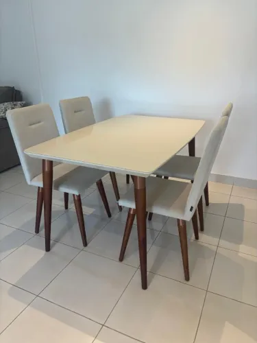 Vende-se Mesa de jantar com 4 cadeiras.
