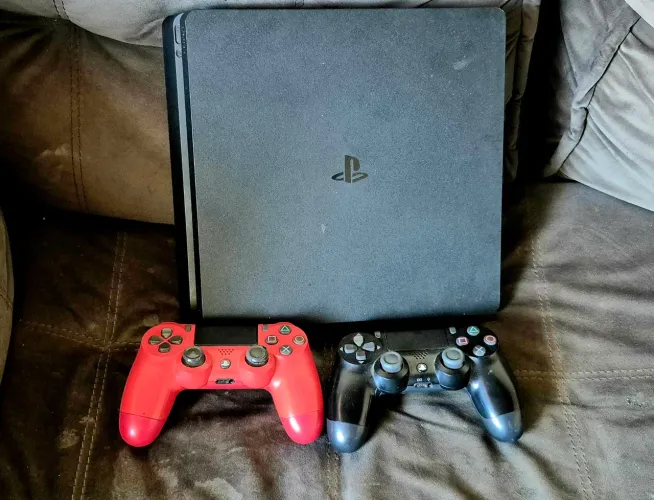 Vendo ps4 sim com 2 controles originais mais alguns jogos exclusivo Fifa 2026 e o pes .