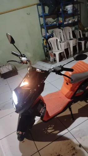 Vendo moto elétrica semi nova de 1000wts de potência 
