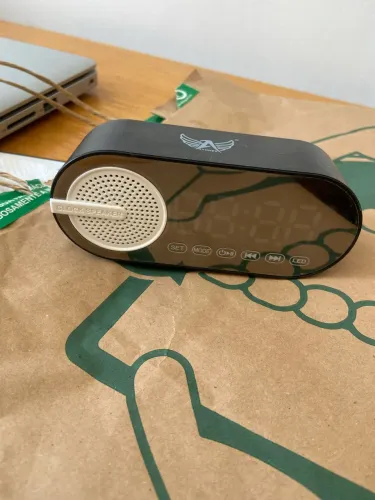 Mini relógio/ despertador com caixa de som bluetooth 