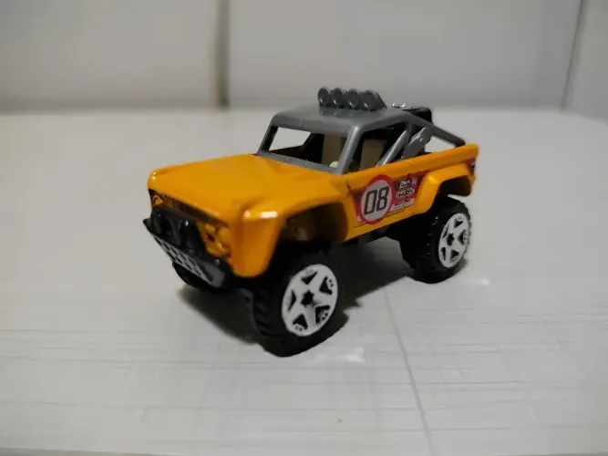Miniatura Custom Ford Bronco Wheels 1/64 Amarelo