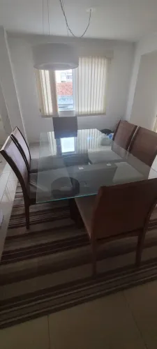 Mesa de jantar de vidro e aparador