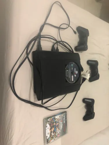 PlayStation3 com controles e jogos