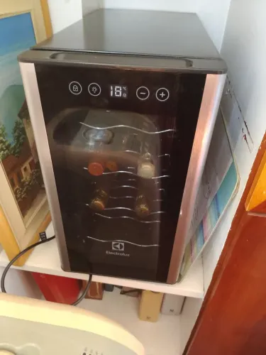 Vendo uma Adega capacidade pra 8 garrafas