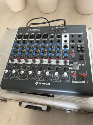 Mesa de som LL Audio Starmix XMS802R. 