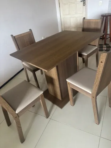 mesa de madeira novissima