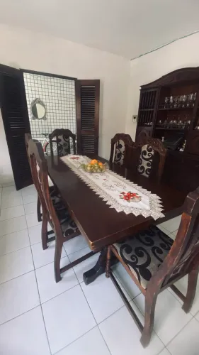Mesa de jantar com 6 cadeiras em madeira