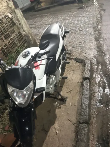 Cb 300 R só uso pra trabalho pois fica parada no galpão motivo comprei outra