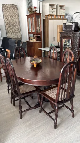 MESA DE IMBUIA DE 06 CADEIRAS EM BOM ESTADO 