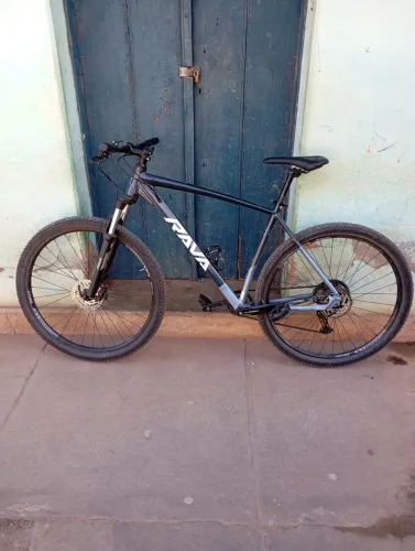 Bike Rava aro 29 semi nova, menos de 60 km rodados, relação 9 por 1 
