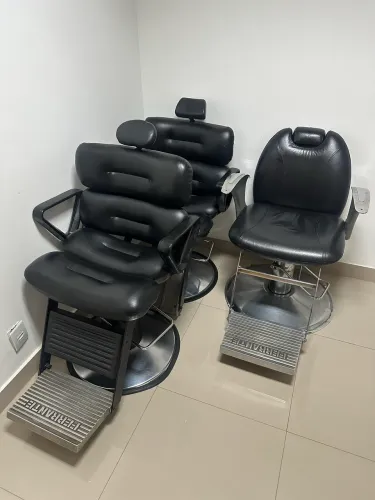 Cadeira Ferrante, bancada e espelhos para barbearia