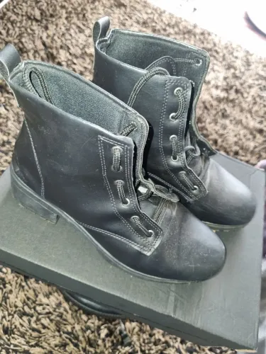BOTA SEMI-NOVA NÚMERO 37