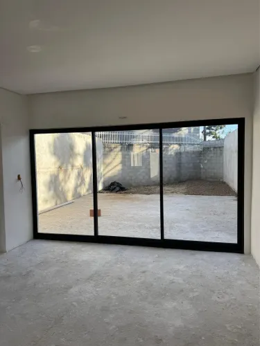 Porta em esquadria de alumínio 