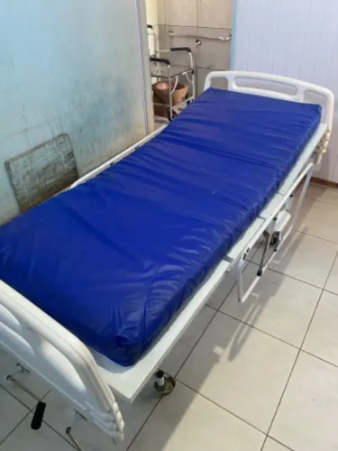 Vendo Cama Hospitalar Manual Articulada com Colchão