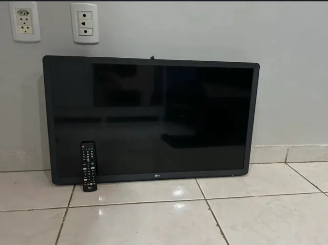 TV LG smart 32 polegadas + Suporte tri-articulado de parede 