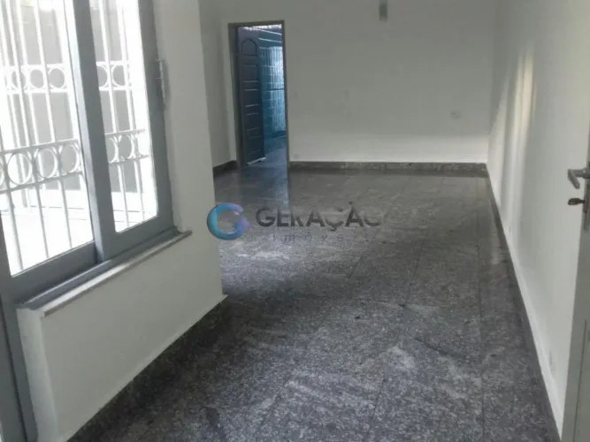 Sobreloja para locação com 2 banheiros e 4 salas - 200 m² - No bairro Centro - SJC
