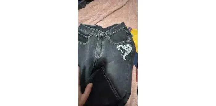 Calça Jeans Preta Estonada Flare com Bordado Branco Tam 38