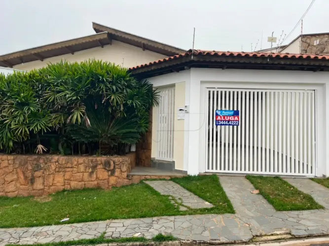Casa residencial com 03 quartos sendo 01 com suíte no Jardim Mediterrâneo.