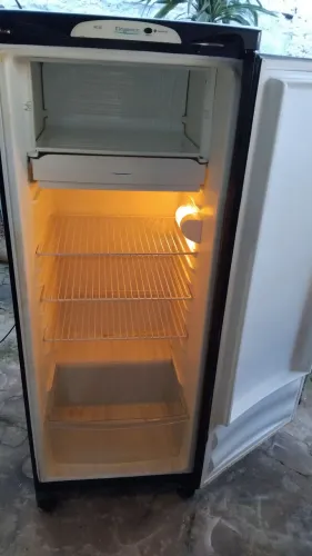 Geladeira pequena funcionando perfeitamente  ENTREGA GRÁTIS EM POA 