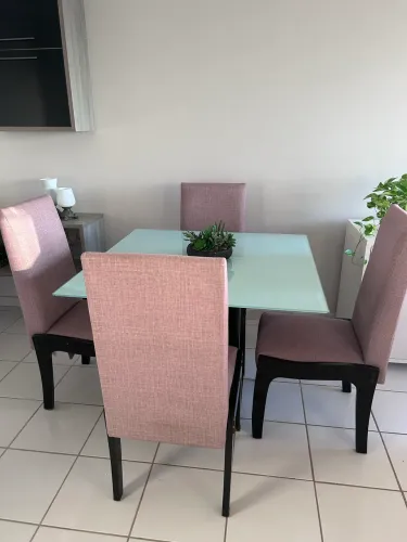 Conjunto de Mesa de Jantar com 4 Cadeiras - Muito Bem Conservado