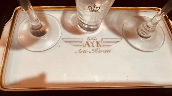 Conjunto A&K Drinks (Dose, Vinho e Champanhe) + bandeja em porcelana.