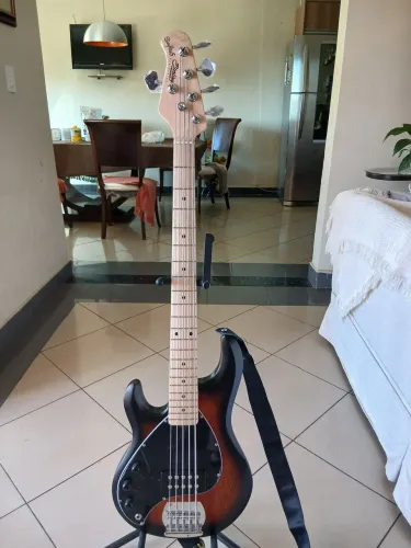 Vendo baixo para canhoto 05 cordas  Sterling By Musicman