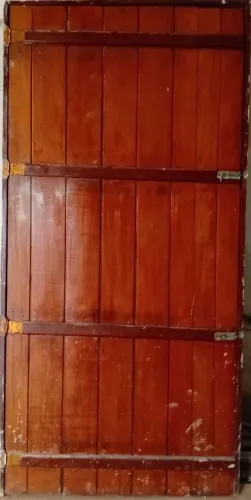 Vendo porta de masaranduba de 2:10× 1:00 com forramento e ferrolhos.
