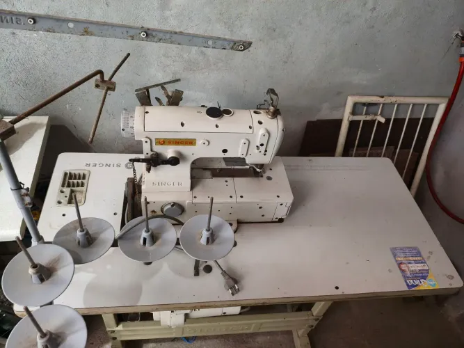 Máquina de costura Galoneira singer 