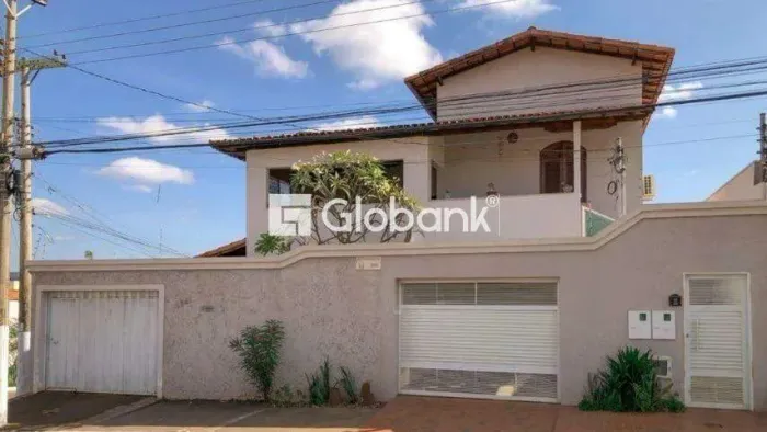 Casa 6 quartos à venda Conjunto Cristo Rei 340m² Montes Claros MG