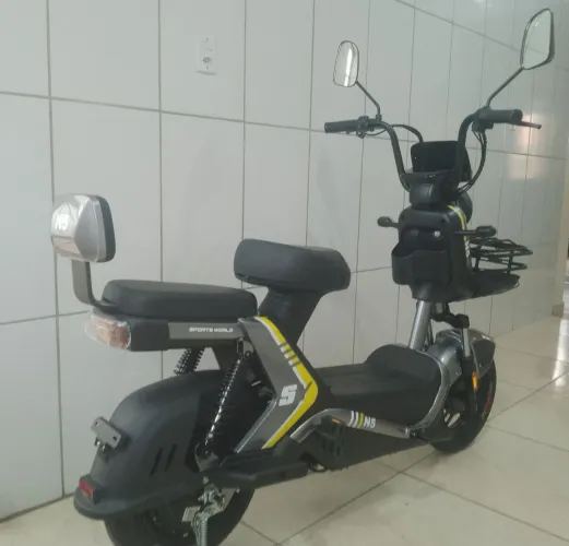 Bike Elétrica 800w, cinza e freios a tambor e cesta na dianteira.