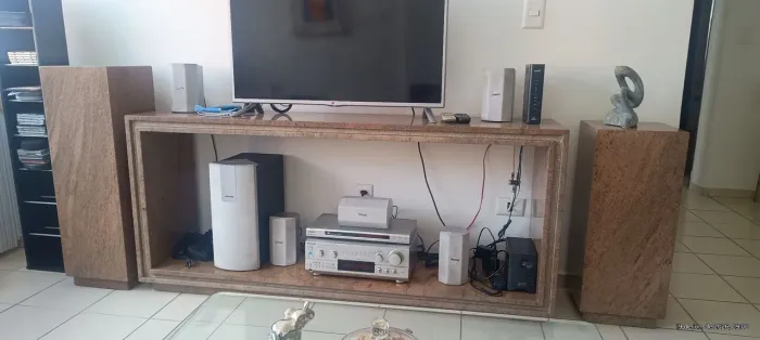 Sala de estar com aparador mais dois pedestais em granito e mesa de centro