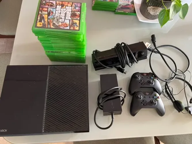Xbox One fat usado 500gb memória, acompanha sensor Kinect, 2 controles originais e 19 jogo