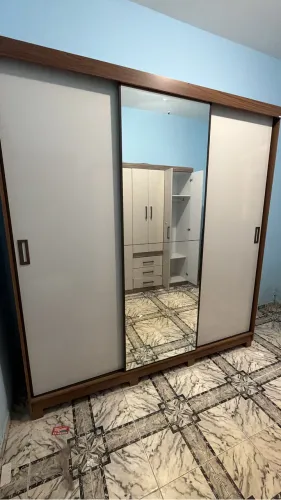 Vendo guarda roupa 3 portas de correr com espelho