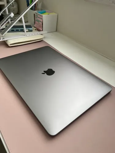 MacBook Air M1 13 polegadas 2020 8GB/256GB - Pouco Usado + Adaptador Brinde