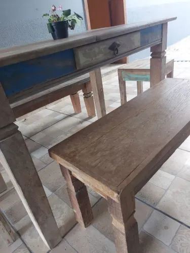 mesa de madeira maciça 1.20 x 0;70 com os bancos