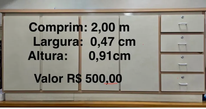 Móvel com portas e gavetas