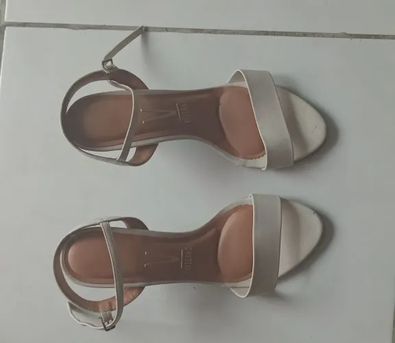 SAPATOS/TÊNIS 38