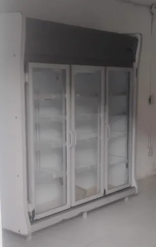 Expositor freezer de três portas semi novo