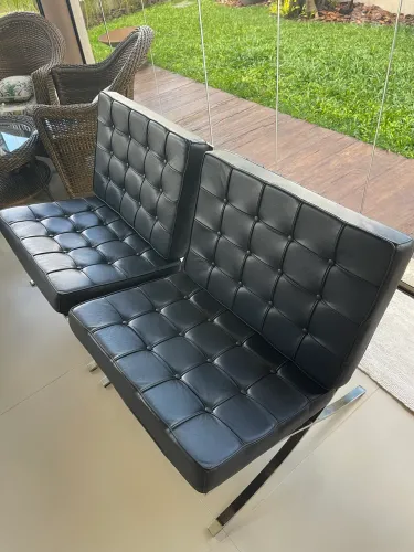 Duas poltronas Barcelona couro legítimo e inox