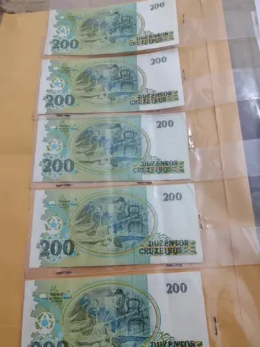5 cédulas de 200,00 cruzeiros 