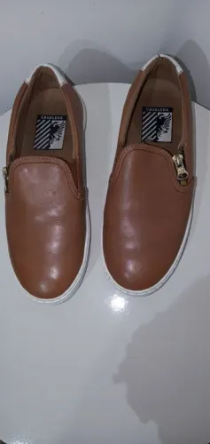 Tênis Casual Cavallera Slip On( couro legítimo) Tam. 35 br. ( Usado).