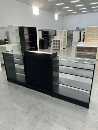 BALCÃO CAIXA + BALCÃO VITRINE COM VIDRO SUPERIOR MDF