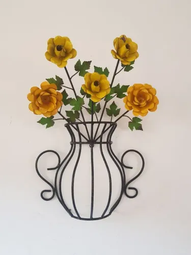 Lindo Vaso Decorativo de Ferro com Flores Amarelas