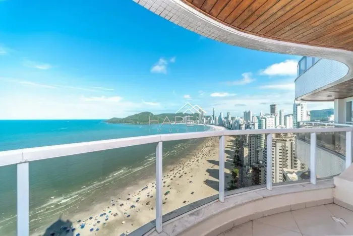 Cobertura Triplex 5 suítes frente mar em Camboriú!
