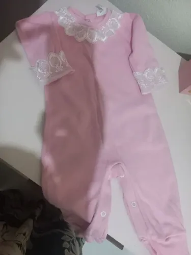 Macacão bebê menina com renda novo