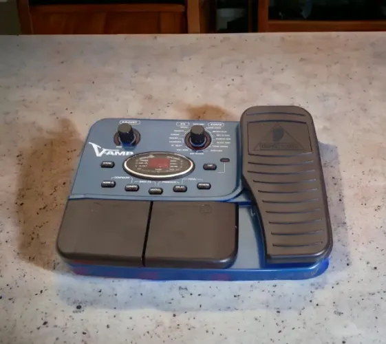 Pedaleira Behringer V-Amp Nova