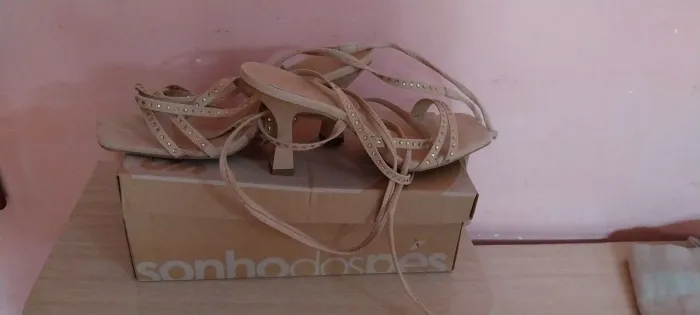Sandália nunca usada