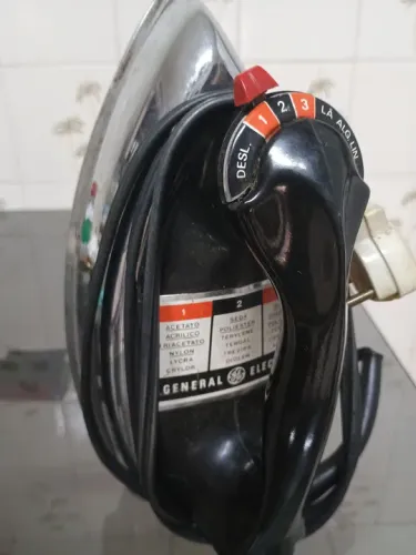 Ferro de passar roupa General Electric - ótimo estado!