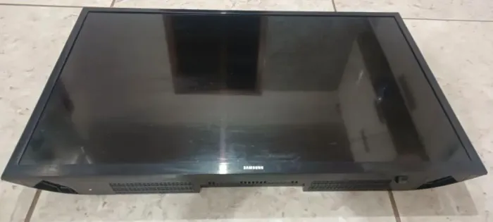 TV está nova.  1 ano e 5 meses de uso , quero trocar ela em um nintendo switch.