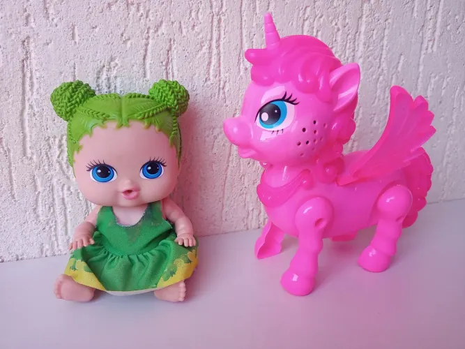 Boneca com cabelo verde e unicórnio de brinquedo